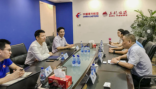 7月9日，集團公司董事長李漢東、副總經(jīng)理龔勇一行前往上航假期國際旅行社總部，拜訪上航假期總經(jīng)理靳黎軍，雙方就下一步開展更加深入的合作進行了洽談。市場營銷部、經(jīng)營管理部相關(guān)負(fù)責(zé)人陪同參加。.png