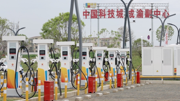 綿陽(yáng)機(jī)場(chǎng)停車(chē)場(chǎng)充電站正式投入使用